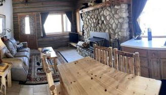 Relaxing Glamping Vacation: Fantastic Log Cabin with a Hot Tub in Darby, MT - Foto 2