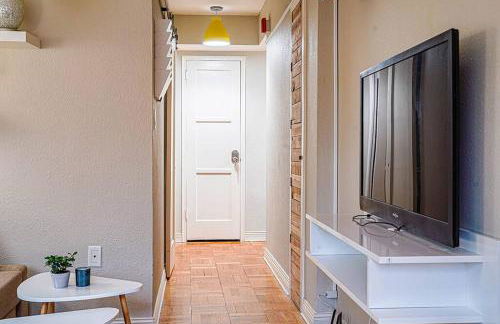 Colorful downtown condo, 2 bedrooms, king bed - Foto 6