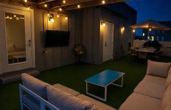 Modern Dallas Townhome with Private Rooftop, City View, Private Parking & Grill - Photo 25