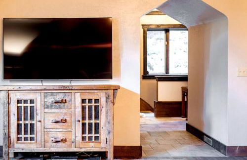 Castle Gatehouse Rental for a Unique Getaway near Bolton Landing, New York - Foto 14