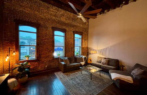 Loft in the Heart of Town-3BR-2bath-500Mbps WiFi-4car parking-EV-boat - Foto 3