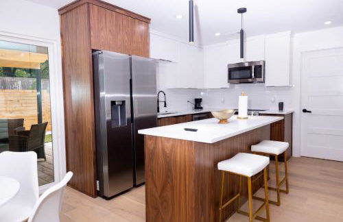 Luxe Retreat, Modern Gem with Private Backyard Oasis - Foto 17