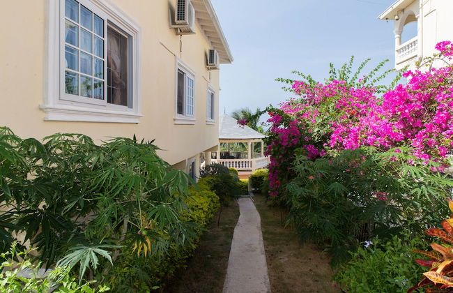 The Royal Kensington Villa - Photo 32