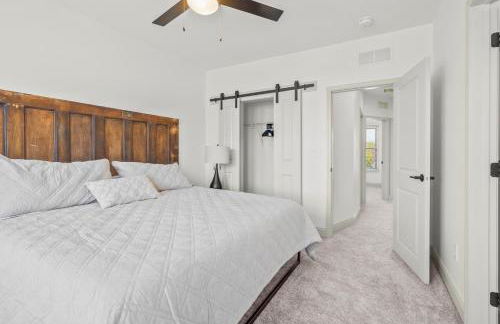 Brick Beauty Downtown, 3BR, Fenced Yard, Garage! - Foto 24