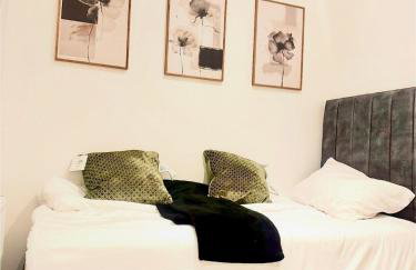 Cosy Luxury Home with Private Parking Sleeps 3 - Photo 15