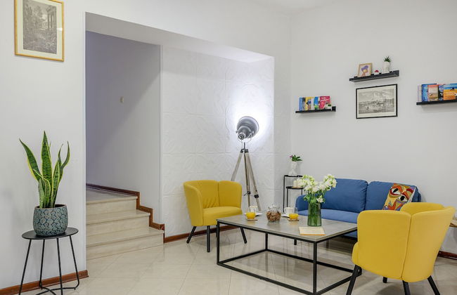 Yellow house with private parking - Photo 1