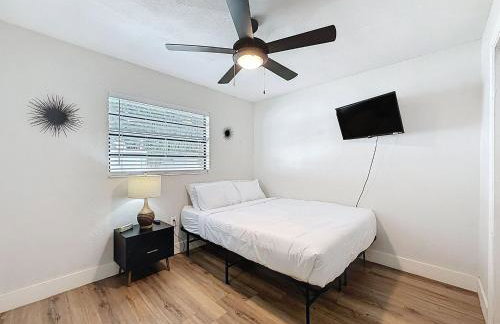 Newly Renovated | Minutes to Riverwalk & Beaches | Tampa Heights - Foto 14