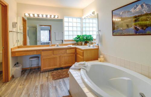 Resort-Style Klamath Falls Home, Golf Course View! - Foto 13