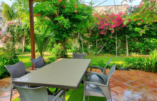 Precioso chalet próximo a Sevilla con jardín y piscina privada 8 personas Wifi gratis 2 salones 4 dormitorios 2 baños - Foto 17