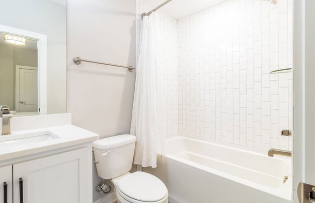 Monty by Avantstay 4bdr 4BA Balcony w Outdoor Seating 5mins to DT - Photo 30