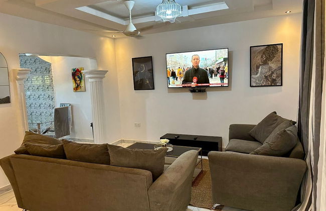 Luxe Apt #4the Retreat Apartments - Photo 1