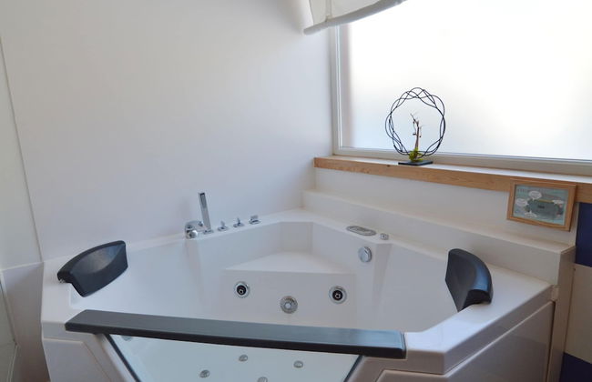 Lovely Modern Cottage With Sauna, Bubble Baths and Even a Beach on the River - Photo 14