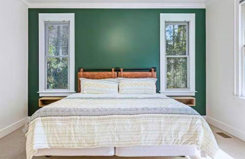 Riverfront Retreat: Sauna, Private Forest, 6 Falls - Foto 25