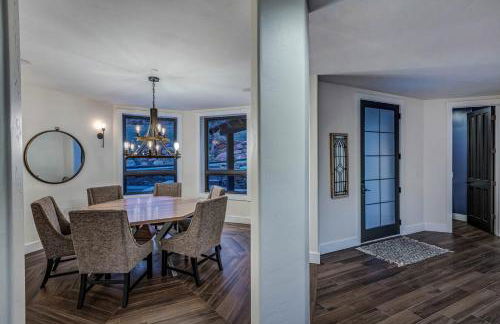 Cozy mountain home w riverfront patio - Foto 51