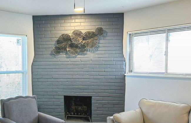 Vintage Gem in Prime Location Cozy 1BR Oasis - Photo 31