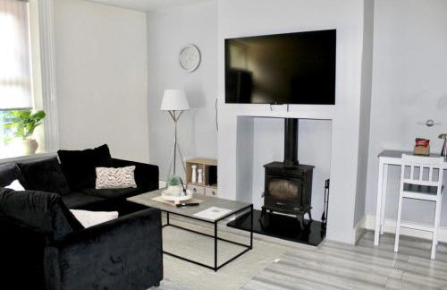4 bedroom home with games room - sleeps 8 Perfect for families, groups and contractors - Foto 4