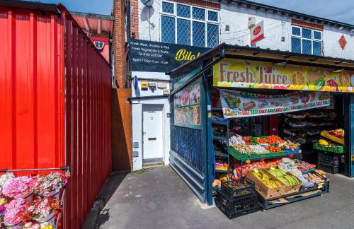 Luxury 3-Bedroom Apartment with 75-Inch TV, Fireplace & Terrace near Manchester Airport - Photo 37