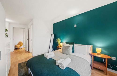 Modern 2 Bed Apartment in Greenwich, 24h Free Parking, Great for Business & Contractors, Sleeps 6 - Photo 2