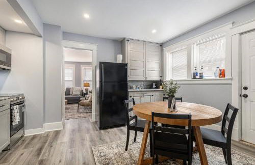 Completely Remodeled Walking Distance to Downtown Close to the Beach Downstairs Washer Dryer - Foto 24