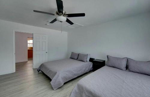 Spacious Home Sleeps 16 - Private Pool Near IMG - Foto 10