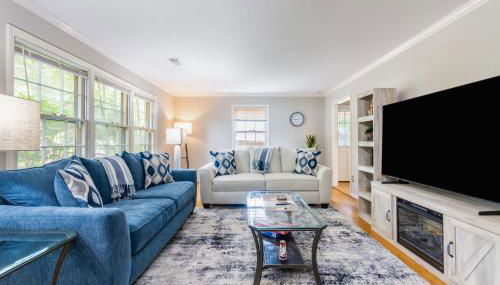 Southern Charm 2BR Greensboro Nest - Photo 2