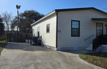 Modern B&W Coastal Retreat 2BR 2BA and Laundry - Foto 2