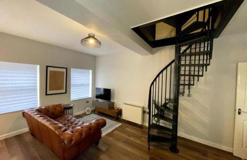 Central Industrial Chic 2-Bedroom Flat - Photo 1