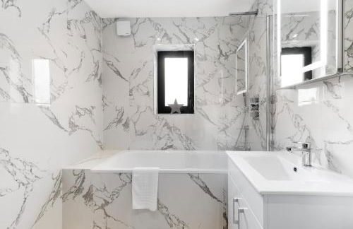 Modern 4 Bedroom House With Parking in Farnham Royal, Slough By 360stays - Foto 34