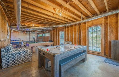 Large Luxury House, King Beds and More, Hot Tub, Theater, Fireplace, Game Room, Ping-pong, Pool Table, Air Hockey, Arcade, River, Big Kitchen, Nice Porch, Quiet, Good for Families and Large Groups, Near UGA Golf Course, Close to UGA & Stanford Stadium - Photo 27