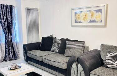 Luxury 5BR Stay With City Access - Photo 9