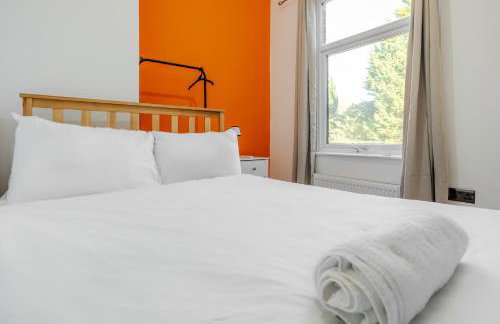 Exotic 4BD, Etihad, Coop Arena - TV in all Rooms and Outdoor Dining - Foto 22