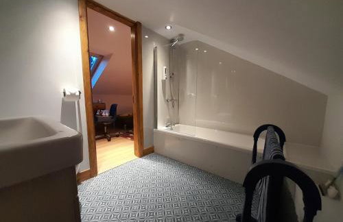 Canal-side 5-Bed Cottage - Sleeps 10 Pet Friendly - Foto 16