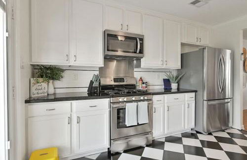 Whimsical Bluebird Cottage Hot Tub Patio Pet Friendly Central Location - Foto 11