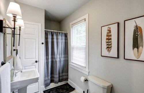 Cozy Dark & Moody Home New Reno 10 mins to Lanc - Foto 5