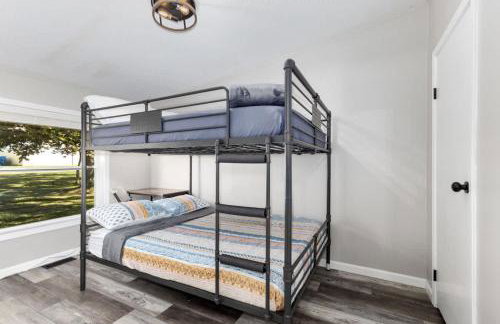 Lakefront Home with Dock Firepit & Private Deck - Foto 10