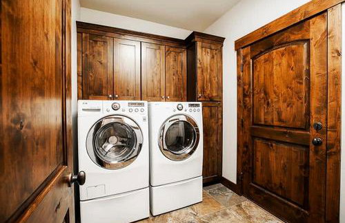 Private Hot Tub, Close to Resorts - Private Hot Tub - Close to PC, Mountain Mansion Family Getaway - Photo 32