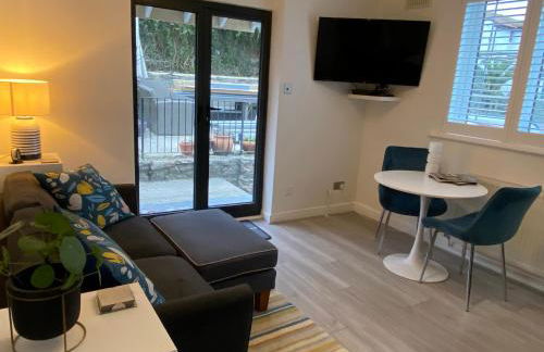 Little Trevio - seaside haven with parking and sea views - Photo 20