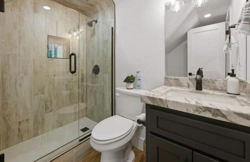 Luxe Lakefront with Hot Tub, Fire Pit, Game Room, Boat Dock - Foto 44