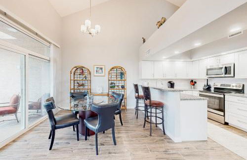 Lake view desert stay with pool, patio, grill, & smart TVs - snowbird-friendly - Foto 10