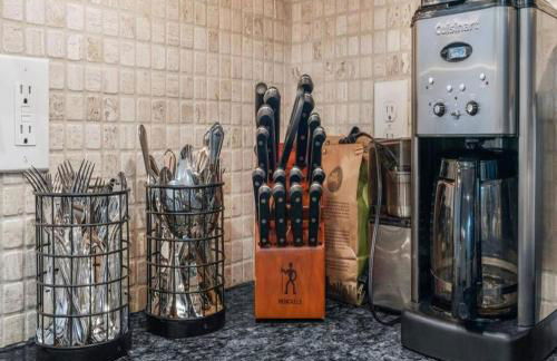 Bright & Modern Home with Patio - Foto 19