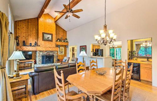 1 Mi to Marina Lake Toxaway Cabin with Fire Pit - Foto 3