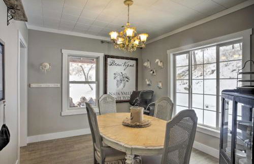 Modern Farmhouse with Movie Room - 6 Mi to Lake! - Foto 11