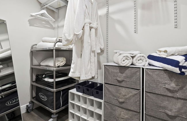 Hot Tub, Firepit, Deck | 10mins to Beach | Middle Terrace Cottage by AvantStay - Foto 20