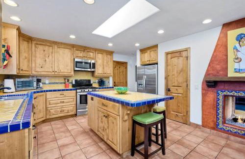 Great Group Retreat! Hacienda Decor, Spacious Floor Plan, Private Backyard - Foto 18