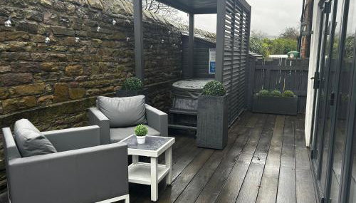 Couples Canalside Retreat with Hot Tub & Pergola - Foto 2