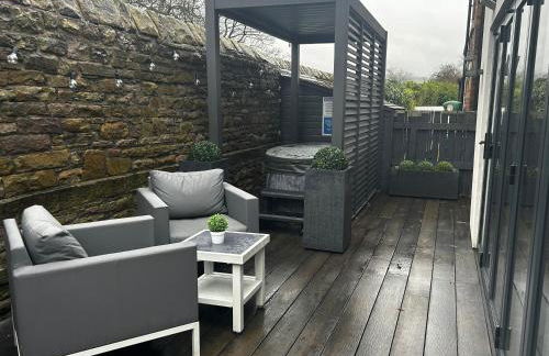 Couples Canalside Retreat with Hot Tub & Pergola - Photo 2