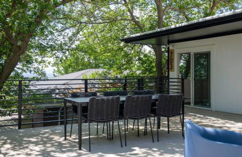 Relaxed Hillside Retreat with Hot Tub and Skyline Views - Foto 10