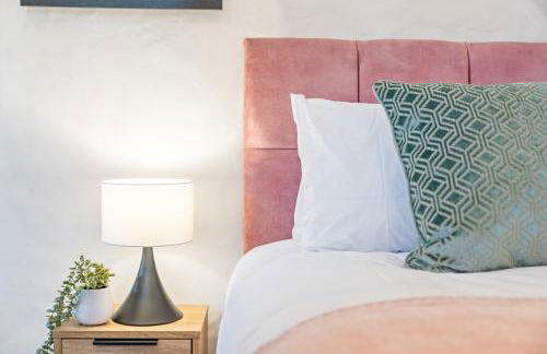 3BR Kingswood Cottage with Detached Unit - Photo 3