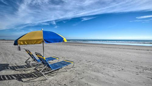 Sleek Beachfront Getaway with Community Perks! - Foto 3