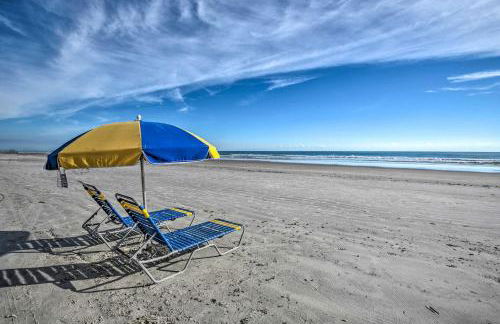 Sleek Beachfront Getaway with Community Perks! - Foto 3